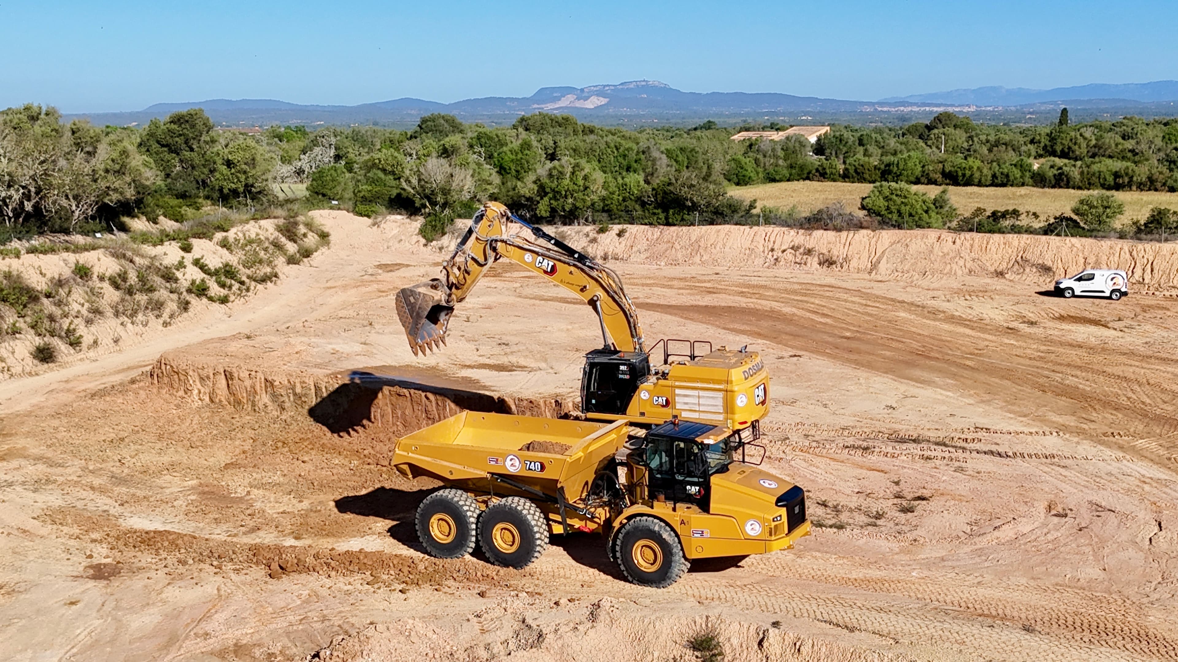 DOSMAS GRUP incorpora dos nuevos Lagartos CAT 740 para reforzar su capacidad en movimiento de tierras 1