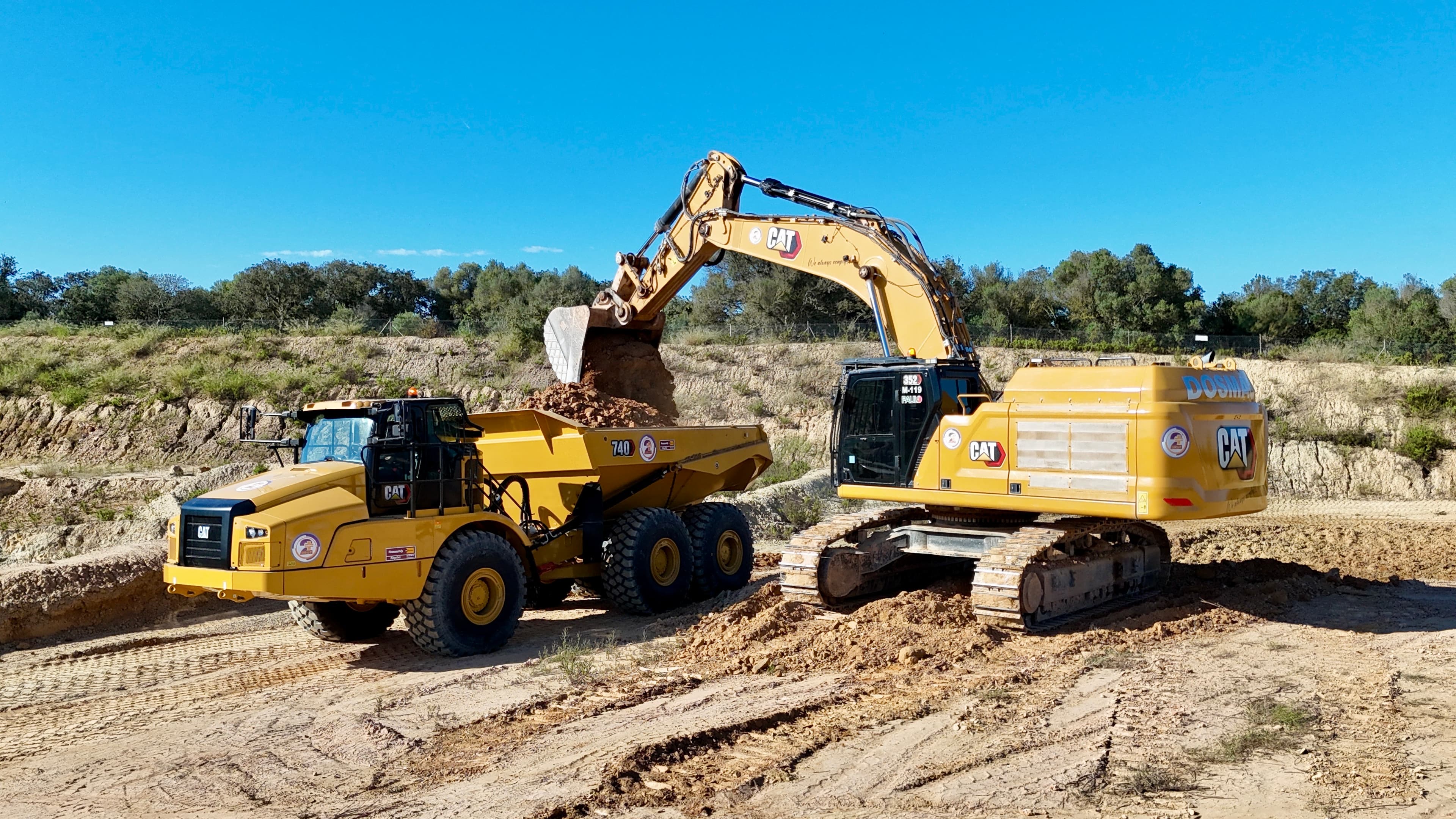 DOSMAS GRUP incorpora dos nuevos Lagartos CAT 740 para reforzar su capacidad en movimiento de tierras 2