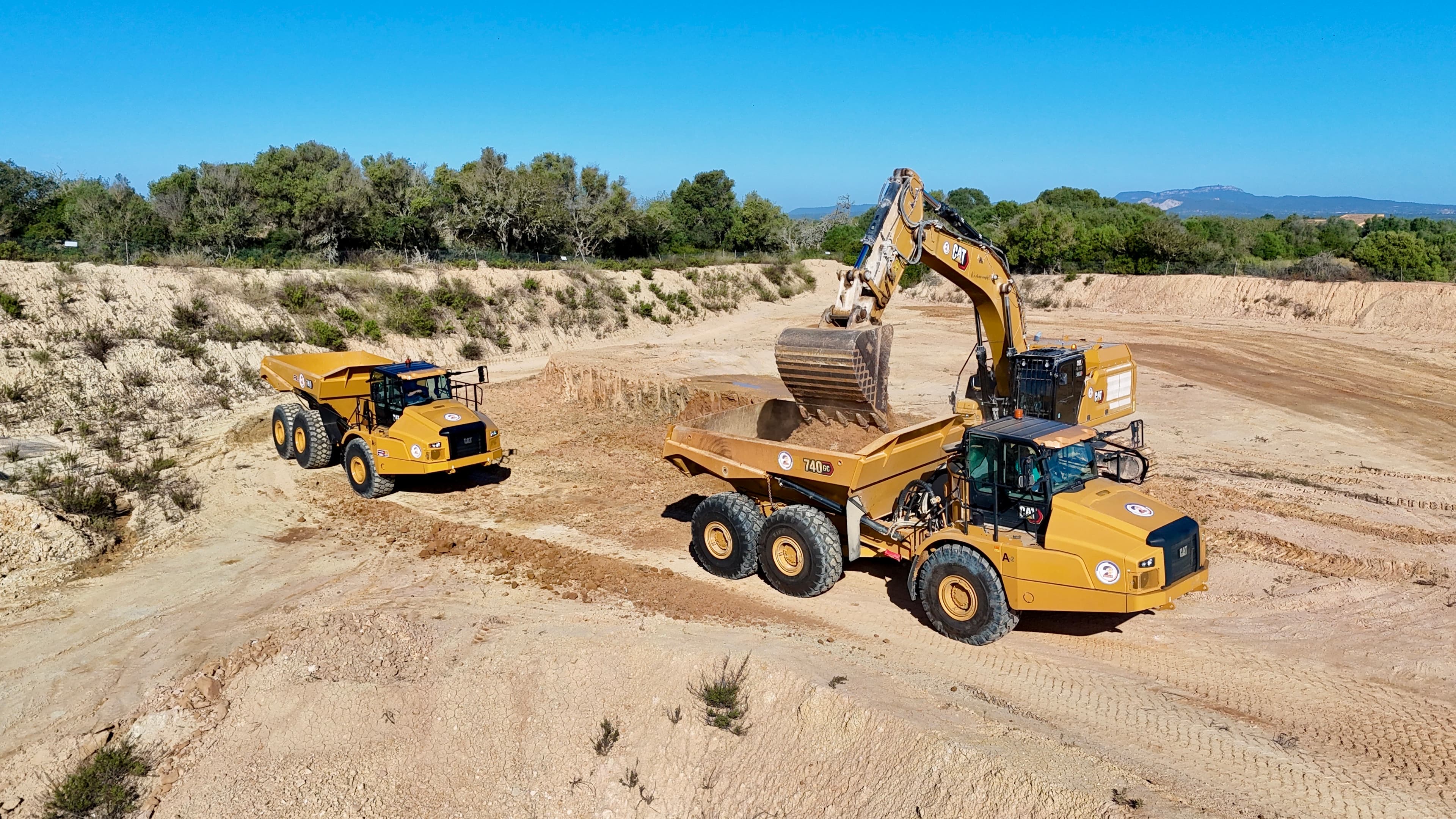 DOSMAS GRUP incorpora dos nuevos Lagartos CAT 740 para reforzar su capacidad en movimiento de tierras 3