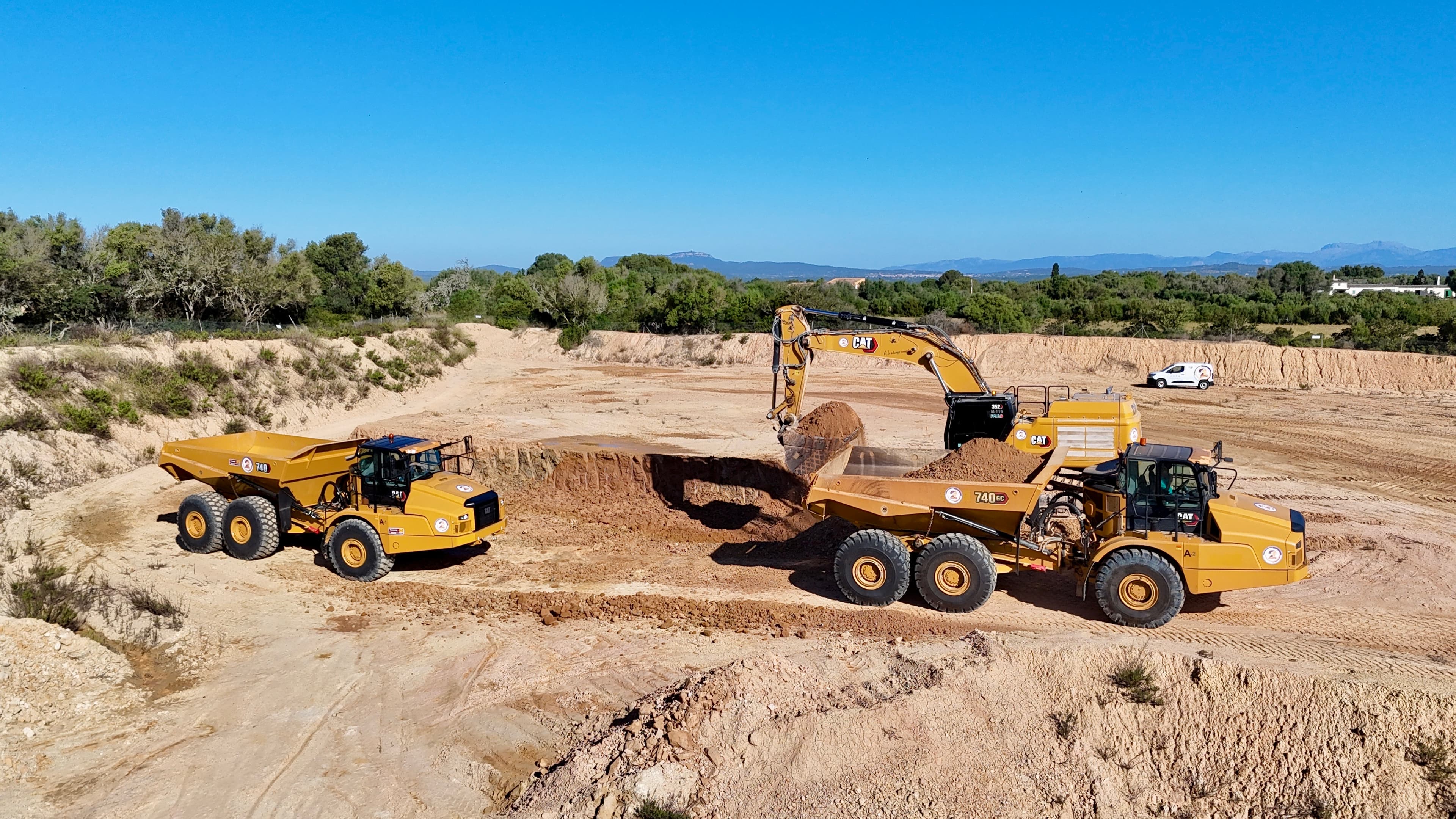 DOSMAS GRUP incorpora dos nuevos Lagartos CAT 740 para reforzar su capacidad en movimiento de tierras 4