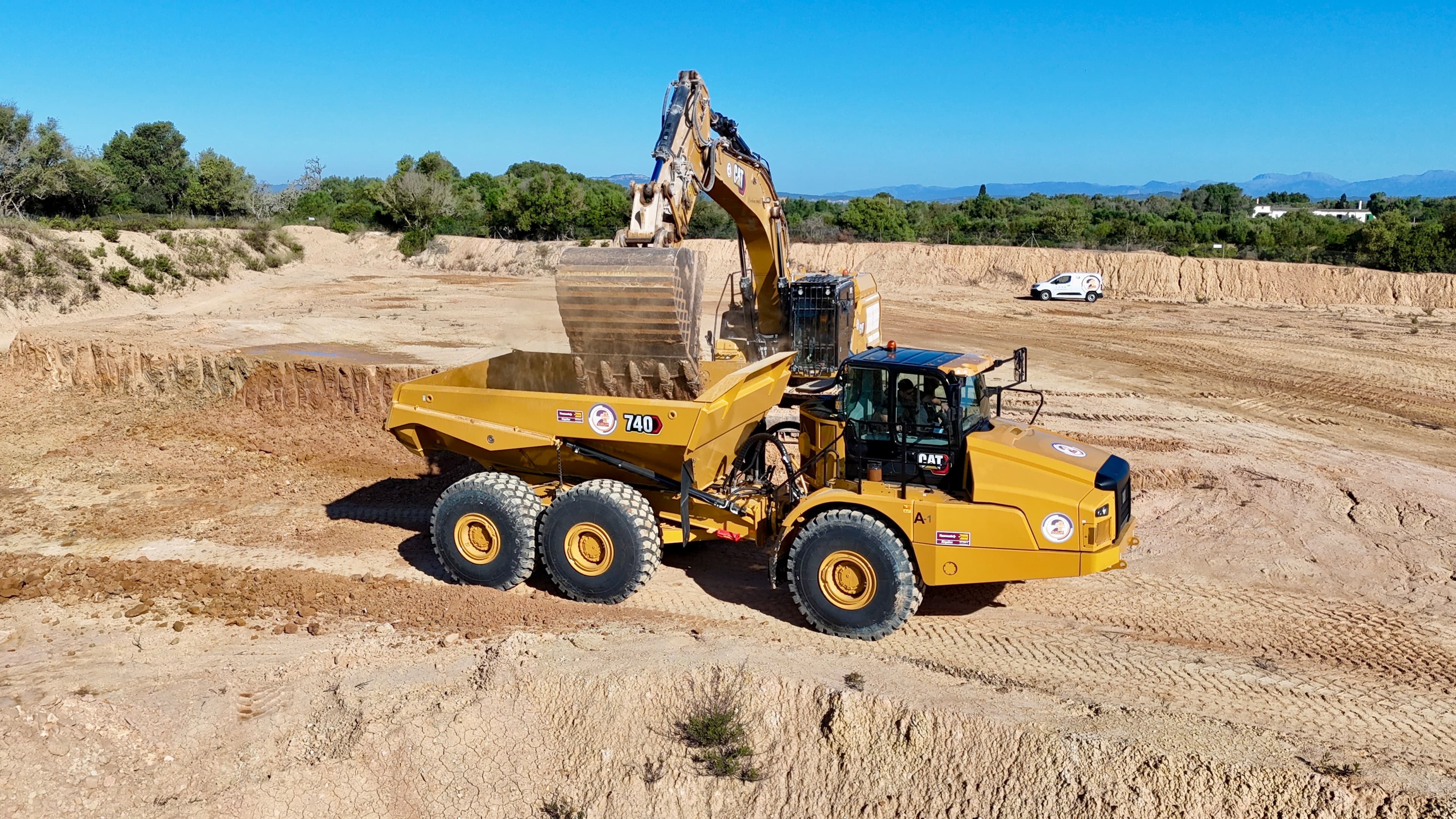 DOSMAS GRUP incorpora dos nuevos Lagartos CAT 740 para reforzar su capacidad en movimiento de tierras 8
