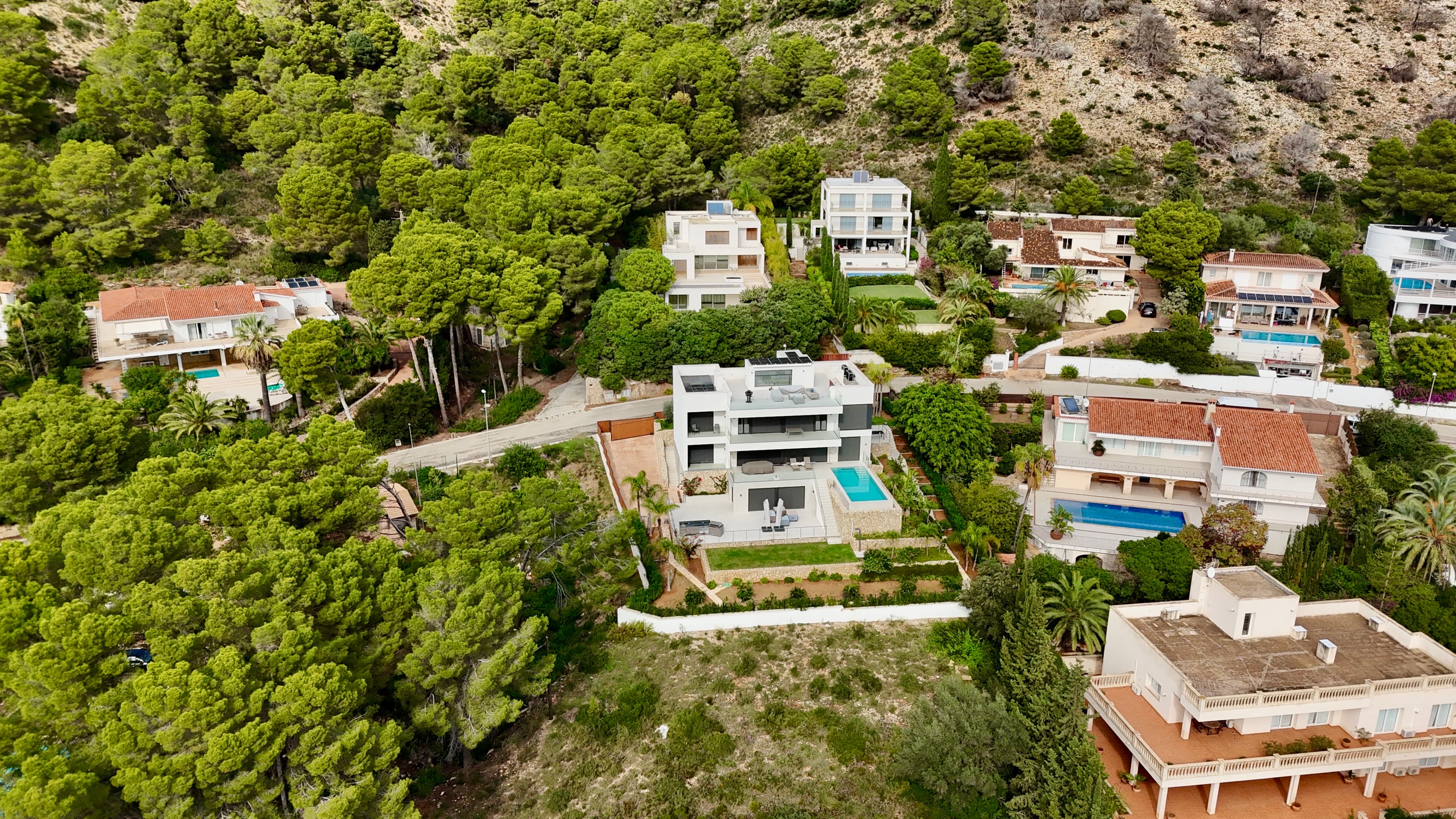 VIVIENDA DE GRANDES DIMENSIONES EN COSTA DE LOS PINOS miniatura 3