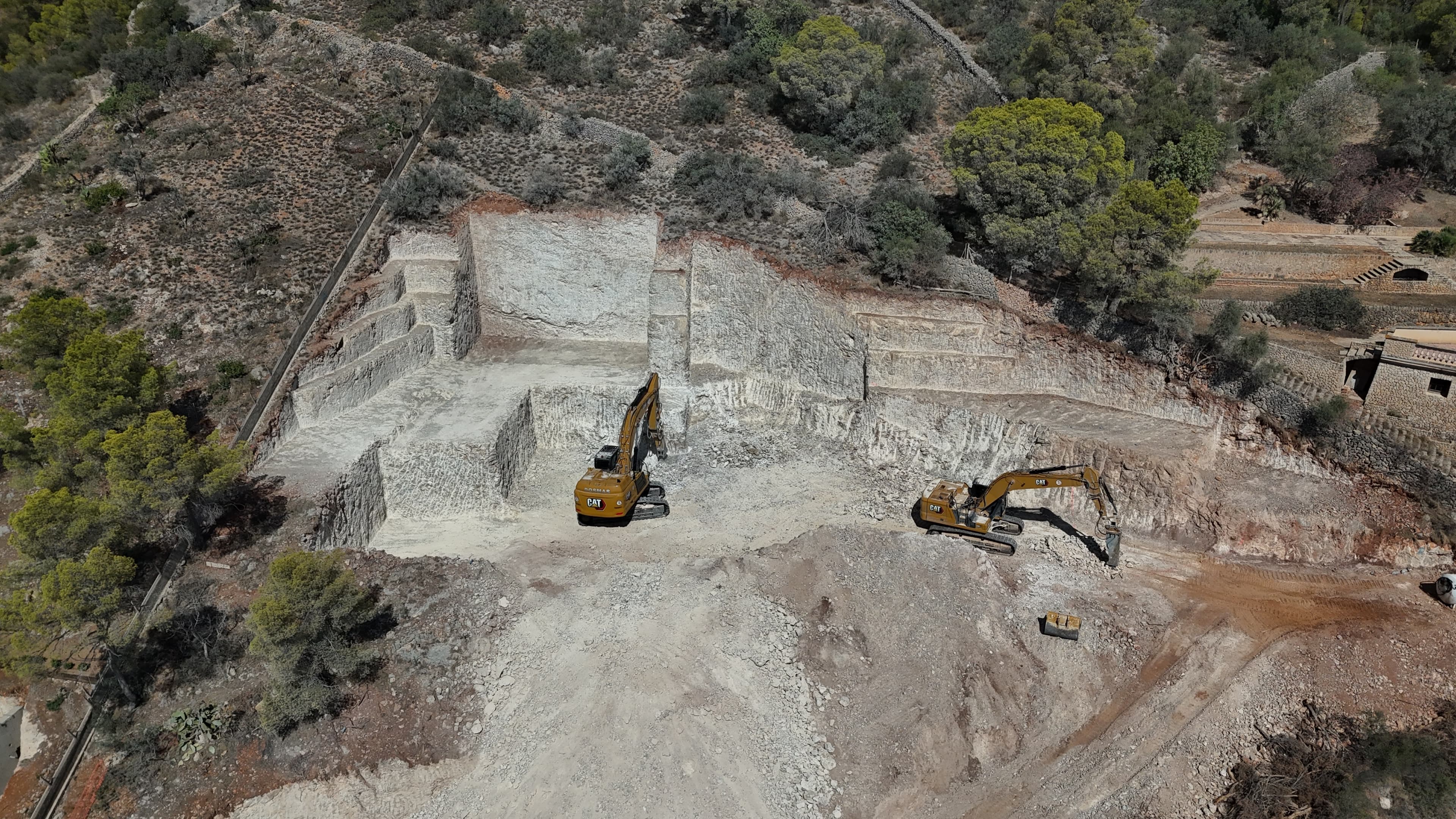EXCAVACIÓN DE GRAN ENVERGADURA EN SON VIDA miniatura 2