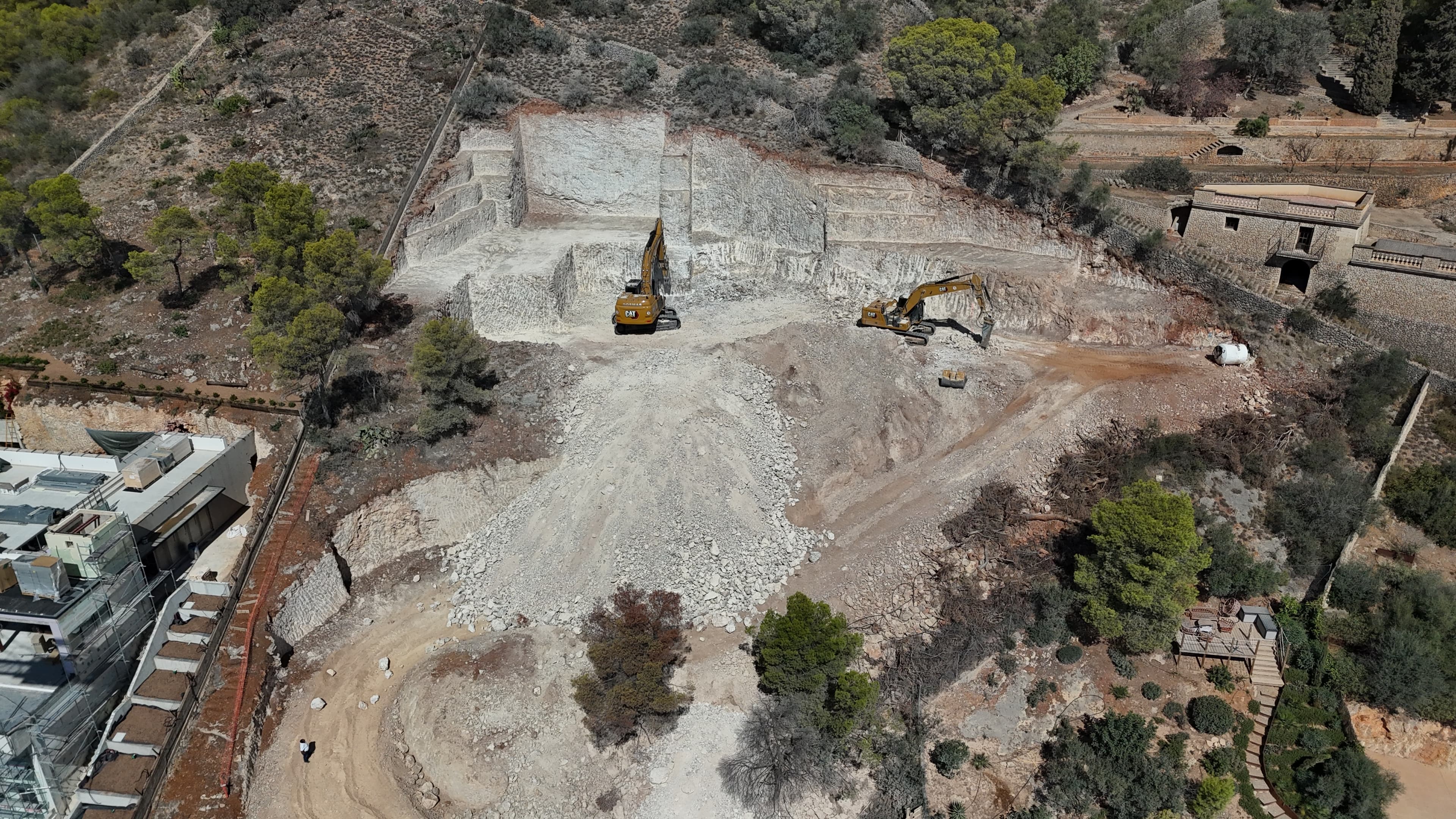 EXCAVACIÓN DE GRAN ENVERGADURA EN SON VIDA miniatura 3