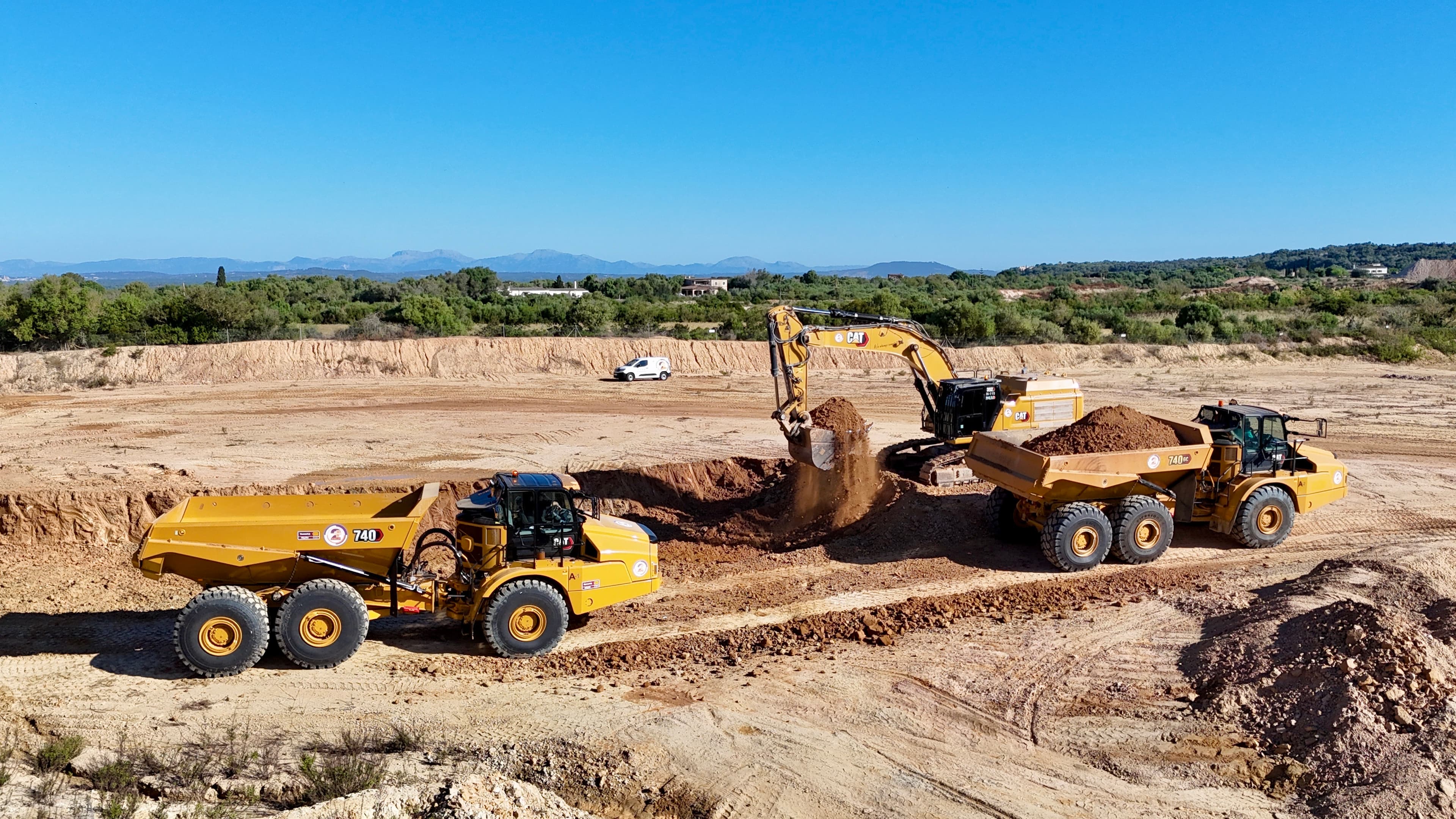 DOSMAS GRUP incorpora dos nuevos Lagartos CAT 740 para reforzar su capacidad en movimiento de tierras