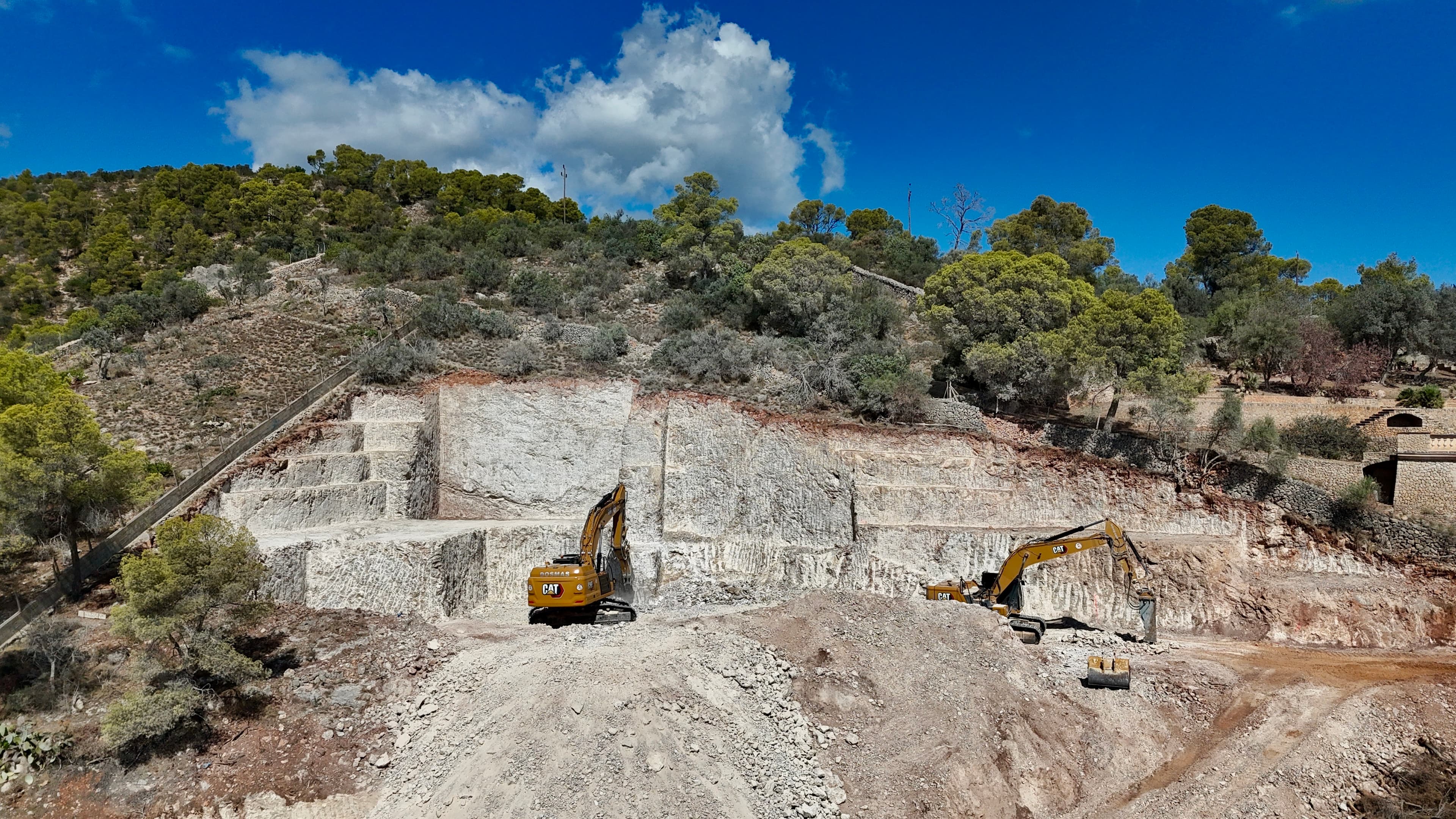 EXCAVACIÓN DE GRAN ENVERGADURA EN SON VIDA